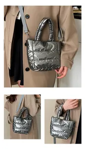 Détails du sac matelassé argenté montrant la texture piquée et la bandoulière amovible
