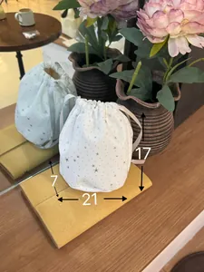Detailansicht der weißen Canvas-Beuteltasche mit silbernen Sternen und Maßen 17x21x7cm