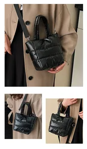 Détails du sac bandoulière matelassé en nylon brillant avec bandoulière réglable