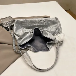Sac fourre-tout argenté métallisé plissé avec grande capacité et pendentif ours blanc
