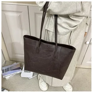 Dunkelbraune große Tote-Tasche aus strukturiertem Kunstleder mit langen Schulterriemen