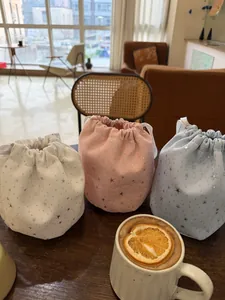 Detailansicht von Kordelzug-Canvas-Taschen mit silbernen Sternenmustern in drei Pastellfarben