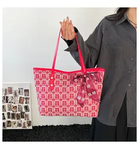 Détail du sac cabas chinois rouge avec motif double bonheur tissé et nœud décoratif