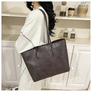 Nahaufnahme der großen dunkelbraunen Tote Bag aus Kunstleder mit Vintage-Textur und Trägern