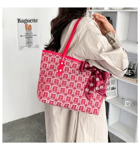 Détail macro du sac de mariage tressé rouge avec motif Xi et nœud en soie élégant