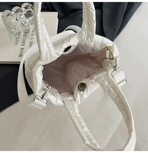 Détails du sac matelassé blanc avec fermoir magnétique et bandoulière amovible