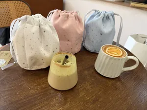 Dreiteiliges Tunnelzug-Beutelset mit Sternenmuster auf rustikalem Holzcafétisch