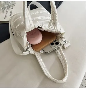 Détail du sac bandoulière matelassé blanc avec fermeture magnétique et rangement