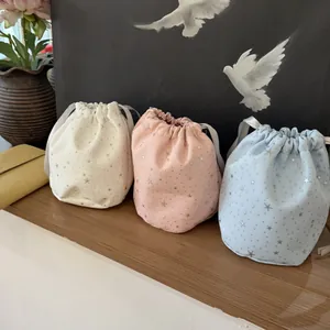 Minimalistische Segeltuchtasche mit Sternprint in Weiß Rosa und Blau mit Kordelzug