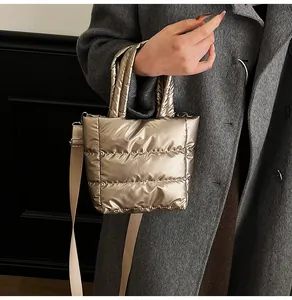 Détail du fourre-tout matelassé doré champagne avec finition métallique et bandoulière