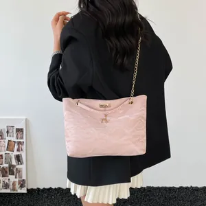 Borsa a spalla rosa chiaro con catena dorata e ciondolo a cervo in pelle stropicciata