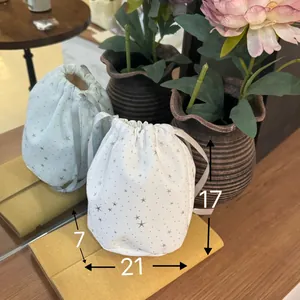 Minimalistische weiße Canvas-Tasche mit silbernen Sternen und Kordelzug-Verschluss