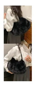 Details der flauschigen schwarzen Kunstpelz-Schultertasche und Lederriemen