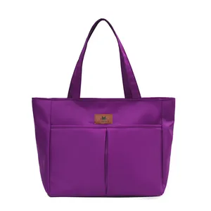 Minimalistische paarse nylon draagtas met voorzakken en leren logo voor dagelijks gebruik