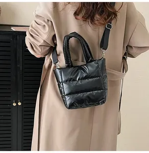 Vue détaillée du sac matelassé noir sur mannequin avec ferrures métalliques argentées