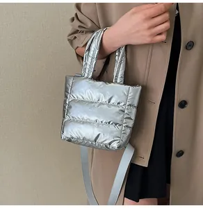 Détail du sac à main matelassé argenté avec bandoulière amovible et fini brillant