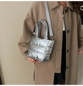 Détails de ce sac fourre-tout argenté matelassé avec sa bandoulière en toile ajustable