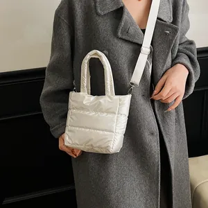 Sac bandoulière matelassé blanc brillant avec poignée supérieure et sangle réglable
