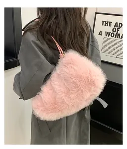 Detailaufnahme der rosa Kunstpelz-Schultertasche kombiniert mit einem grauen Mantel