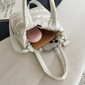 Sac bandoulière matelassé blanc avec poignées et bandoulière pour un usage quotidien décontracté