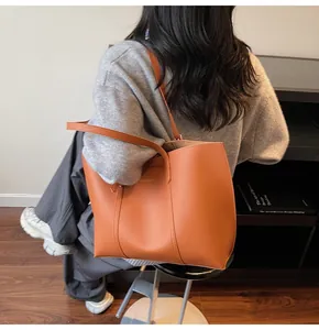 Dettaglio di una grande borsa tote in pelle marrone con logo FISHBALL e cucitura