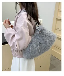 Detailaufnahme der grauen Webpelz-Tasche mit elegantem Knotendetail am Griff