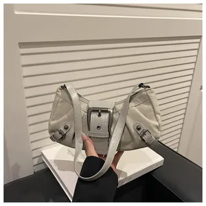 Dettaglio della borsa a tracolla grigio chiaro plissettata con fibbie metalliche argento
