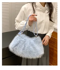 Nahaufnahme der flauschigen hellblauen Kunstpelztasche mit Lederriemen an einem Model
