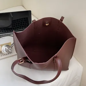 Borsa tote capiente marrone scuro in pelle opaca con stampa Fashion & Bags da donna