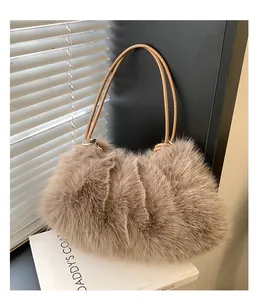 Nahaufnahme der hellbraunen Plüschtasche mit schmalen Ledergriffen und weichem Kunstfell