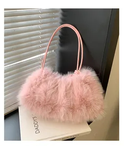 Detailaufnahme der weichen rosa Plüschtextur und Griffe der modischen Herbst-Tote-Bag