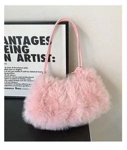 Detailansicht der pinkfarbenen Plüschtasche mit elegantem Knotendetail am Schulterriemen