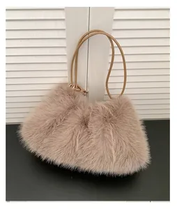 Nahaufnahme der khakifarbenen Plüschtasche mit weichem Kunstfell und Lederriemen