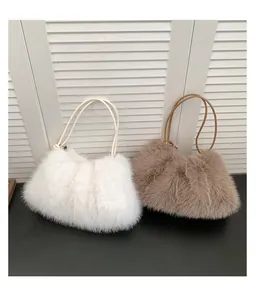Details von Plüsch-Schultertaschen aus Kunstpelz in Weiß und Camel mit Ledergriffen