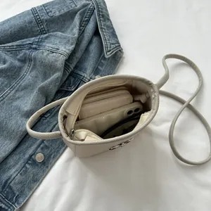 Vue intérieure du sac seau montrant la capacité pour téléphone et portefeuille en cuir