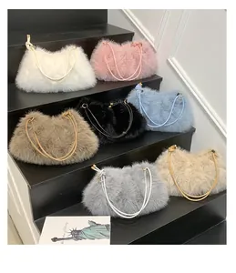 Detailansicht der flauschigen Kunstpelz-Taschen in sieben Farben mit Knotendetails