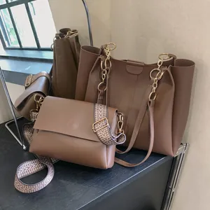 Σετ καφέ δερμάτινη τσάντα tote με χρυσή αλυσίδα και ρετρό ιμάντα με γεωμετρικά σχέδια