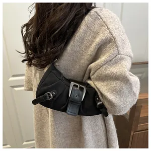 Detail der schwarzen Hobo-Tasche mit großen Silberschnallen und dicker Stoffstruktur