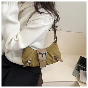 Détail du sac à bandoulière plissé vert olive avec boucle métallique vintage et sangle
