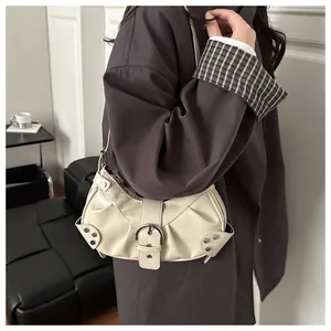 Gros plan du sac lune beige montrant la texture plissée et le détail de boucle