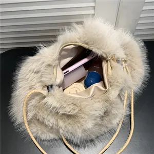 Schicke beige Plüsch-Schultertasche aus Kunstpelz mit weichem Griff und Lederriemen