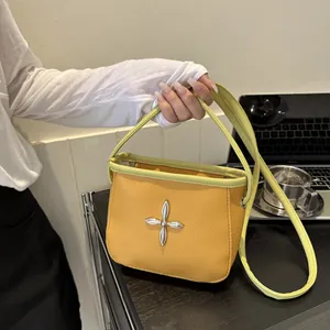 Sac seau bicolore chic jaune moutarde et vert citron avec détail de rivet en étoile