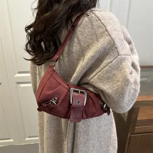 Sac à bandoulière demi-lune bordeaux vintage avec bandoulière à œillets