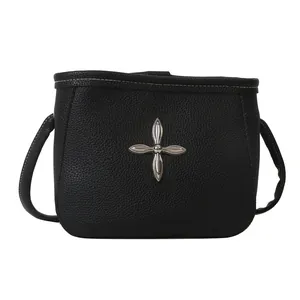 Sac seau noir moderne en cuir grainé avec un accent métallique en forme d'étoile