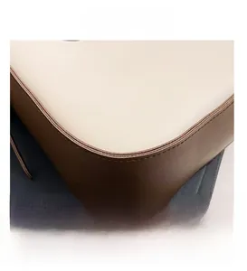 Dettaglio delle cuciture e del bordo multistrato di una borsa a secchiello bicolore