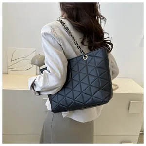Grand sac cabas noir matelassé avec bandoulière chaîne et motif géométrique triangle