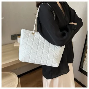 Vue détaillée du grand sac cabas blanc matelassé avec bandoulière chaîne sur modèle