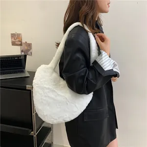 Sac à épaule en peluche blanche en forme de croissant avec large bandoulière en fausse fourrure