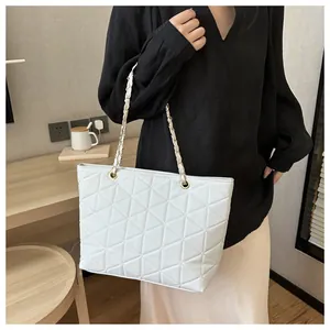 Détail du grand sac cabas blanc matelassé avec chaîne dorée et bandoulière en cuir