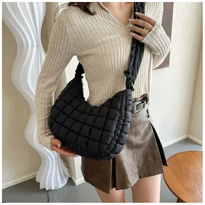 Détail du sac à bandoulière matelassé noir en forme de croissant avec texture et sangle